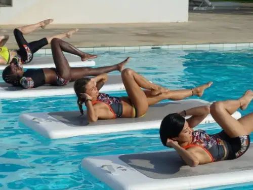 Deelnemers balanceren op drijvende matten tijdens AquaFloat