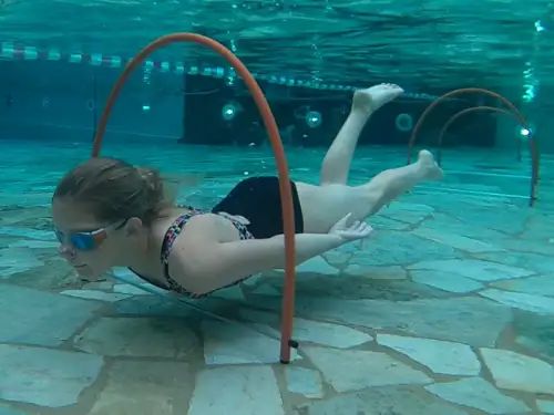 Kinderen leren reddingsacties in het zwembad tijdens Lifeguard Academy