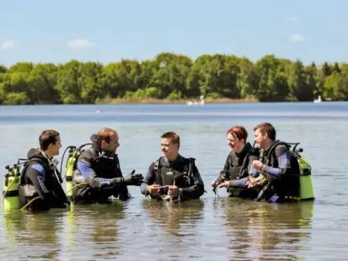 Duiken met uitrusting tijdens PADI cursus
