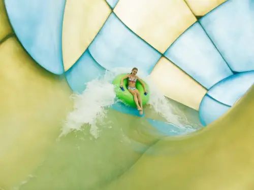 Bezoeker in volle vaart door de Turbo Twister glijbaan