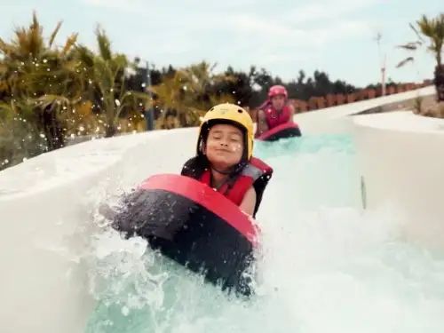 Gasten raften in wildwaterbaan